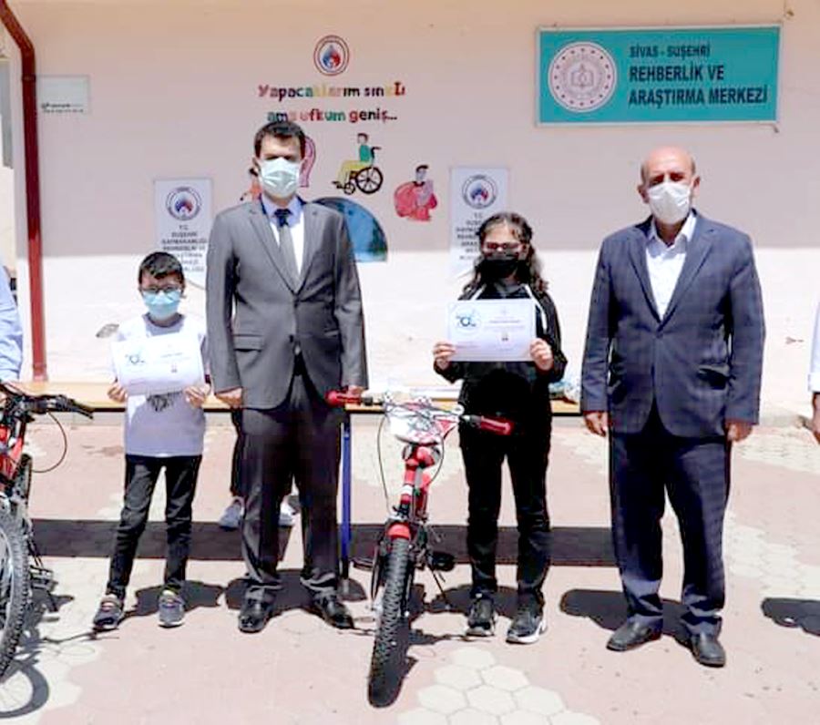 Suşehri'nde akıl ve zeka yarışmasında dereceye giren öğrenciler ödüllendirildi