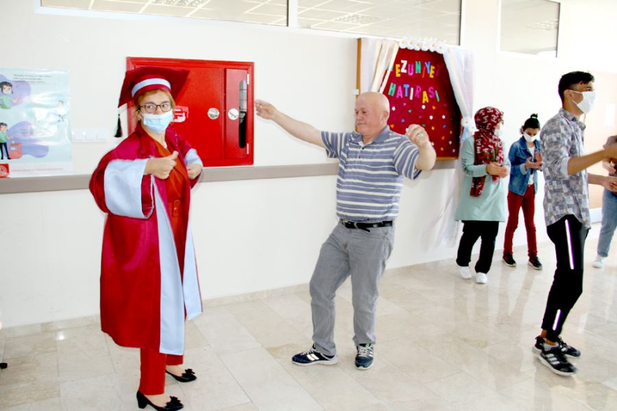 Sivas’ta "özel öğrenci" mezuniyet töreninde lise diploması aldı