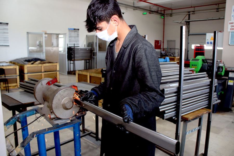 Sivaslı öğrenciler, Türkiye'deki okullar için sıra, masa ve dolap üretiyor