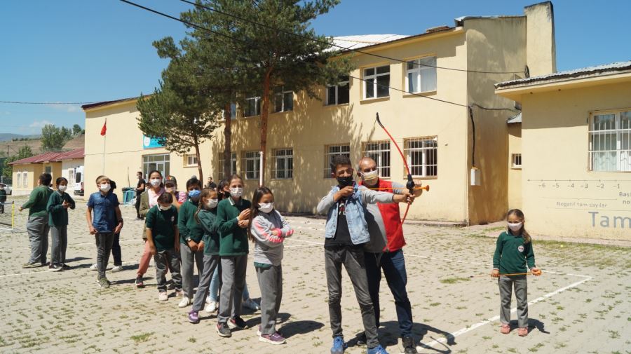 Suşehri'nde köy okulları sporla buluştu