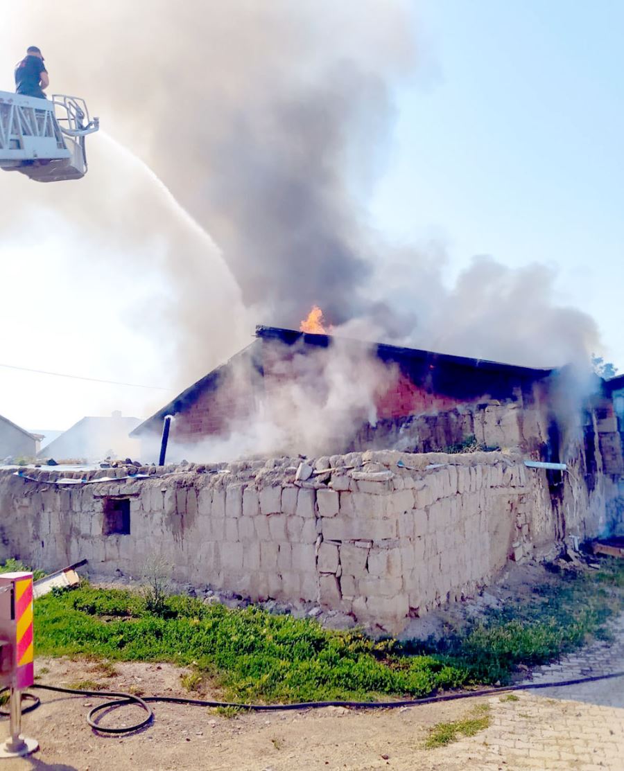 Sivas'ta evde çıkan yangında 1 kişi yaralandı