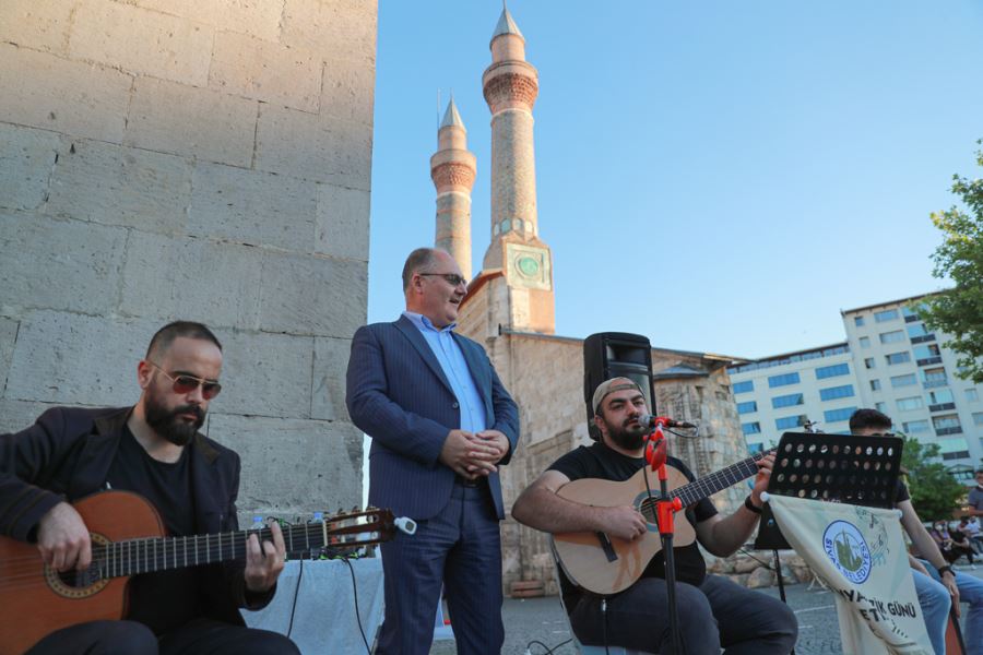 SİVAS, MÜZİK DİNLETİSİ İLE ŞENLENDİ --videolu--