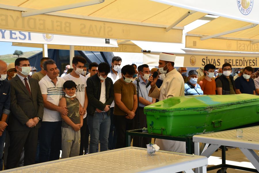 Sivas'ta mezuniyet fotoğrafı çekimi dönüşünde kazada ölen lise öğrencisinin cenazesi defnedildi