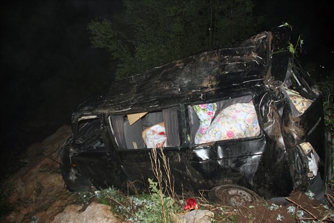 CENAZE YOLUNDA TRAFİK KAZASI: 2 ÖLÜ, 2 YARALI