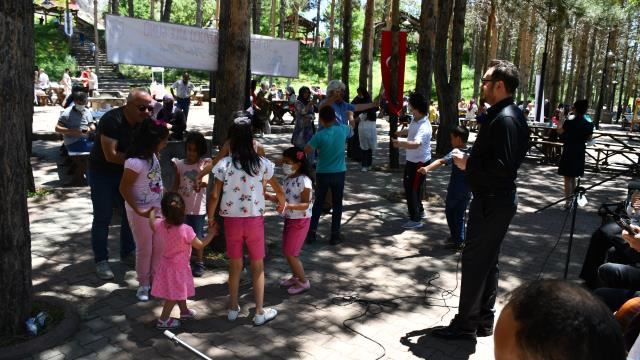 ÇOCUKLARIYLA GÖNÜLLERİNCE EĞLENDİLER