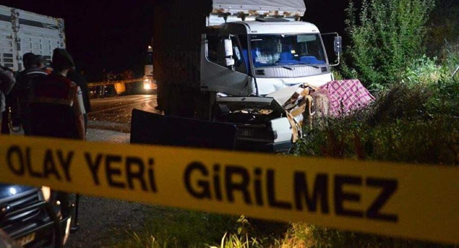 SAMAN YÜKLÜ KAMYON DEVRİLDİ