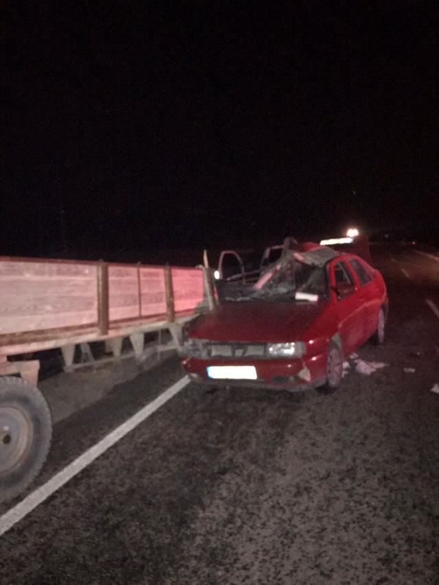 OTOMOBİL TRAKTÖRE ÇARPTI: 1 ÖLÜ, 4 YARALI