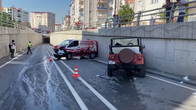 HAYVAN AMBULANSI İLE CİP ÇARPIŞTI: 4 YARALI