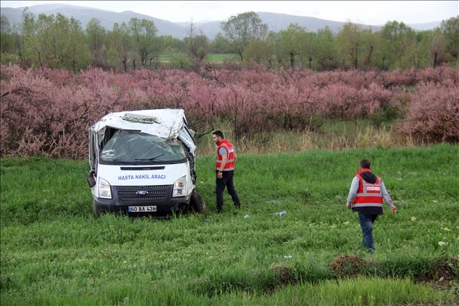 HASTA NAKİL ARACI DEVRİLDİ: 1 YARALI