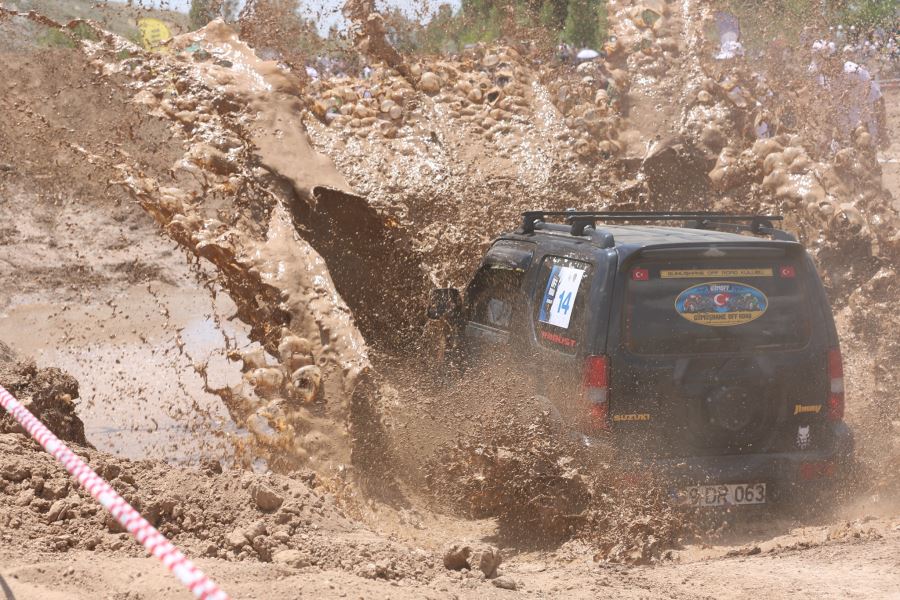 YARIŞLAR NEFES KESTİ