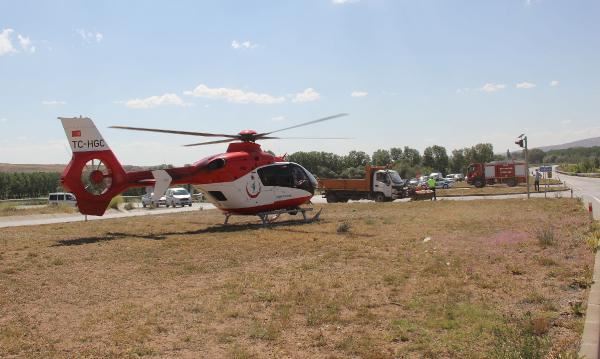 ZARA'DA TRAFİK KAZASI: 6 YARALI (VİDEO)