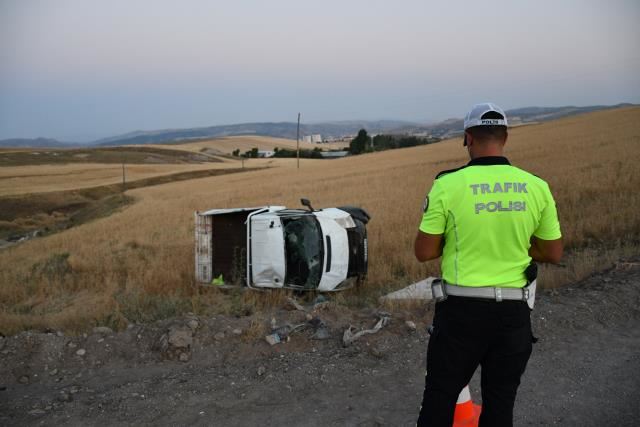 KAMYONET DEVRİLDİ: 3 YARALI