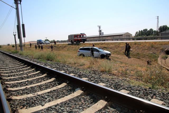 KONTROLDEN ÇIKAN OTOMOBİL DEVRİLDİ