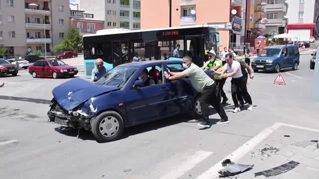 OTOMOBİL İLE HAFİF TİCARİ ARAÇ ÇARPIŞTI: 4 YARALI