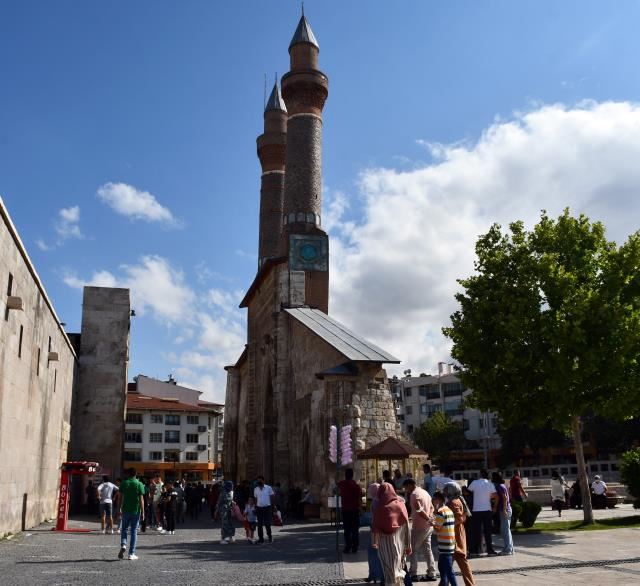 SİVASLI ESNAFIN YÜZÜ GÜLDÜ