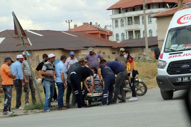 OTOMOBİL İLE MOTOSİKLET ÇARPIŞTI: 1 YARALI