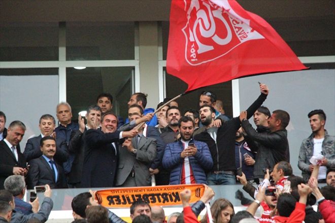 TARAFTARLAR MİLLİ MAÇ TALEP ETTİ