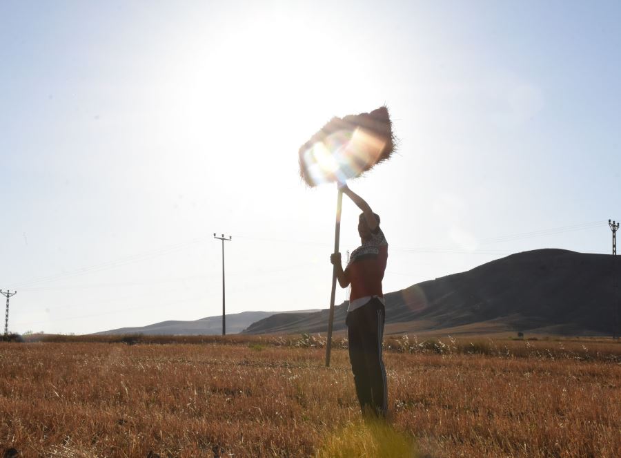 ÇİFTÇİLERİN ZORLU SAMAN MESAİSİ