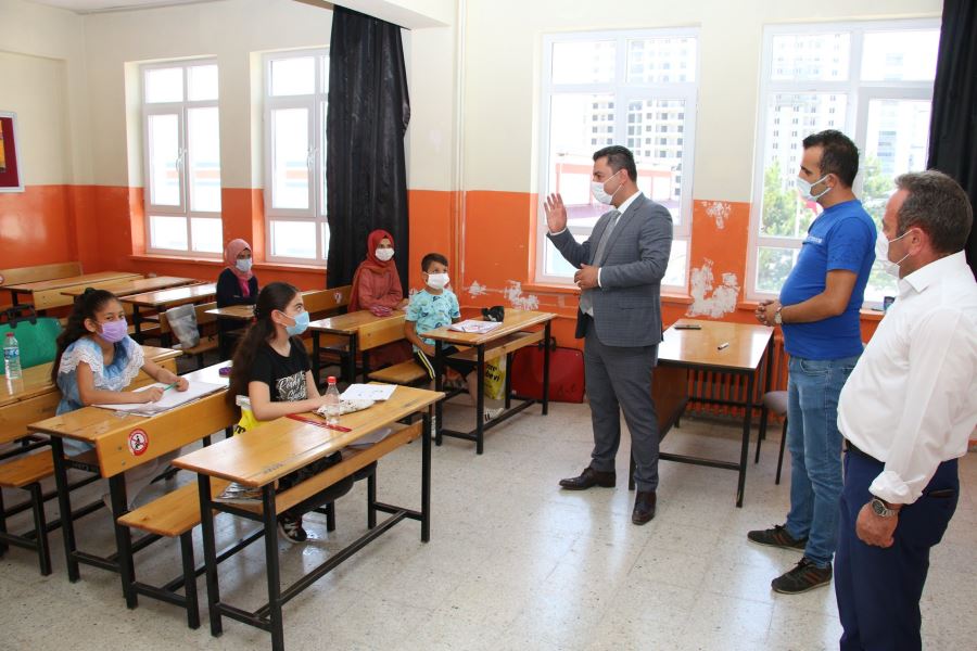 OKULLARDAKİ ÇALIŞMALARI İNCELEDİ