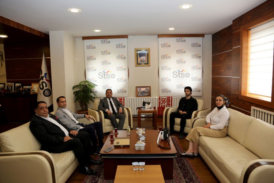 BAŞARILI ÖĞRENCİYİ TEBRİK ETTİ