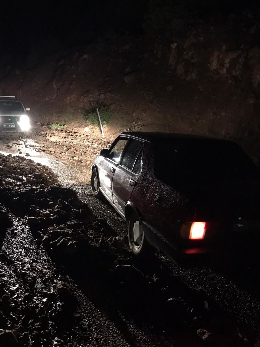 SEL KÖY YOLUNU ULAŞIMA KAPATTI (VİDEO)