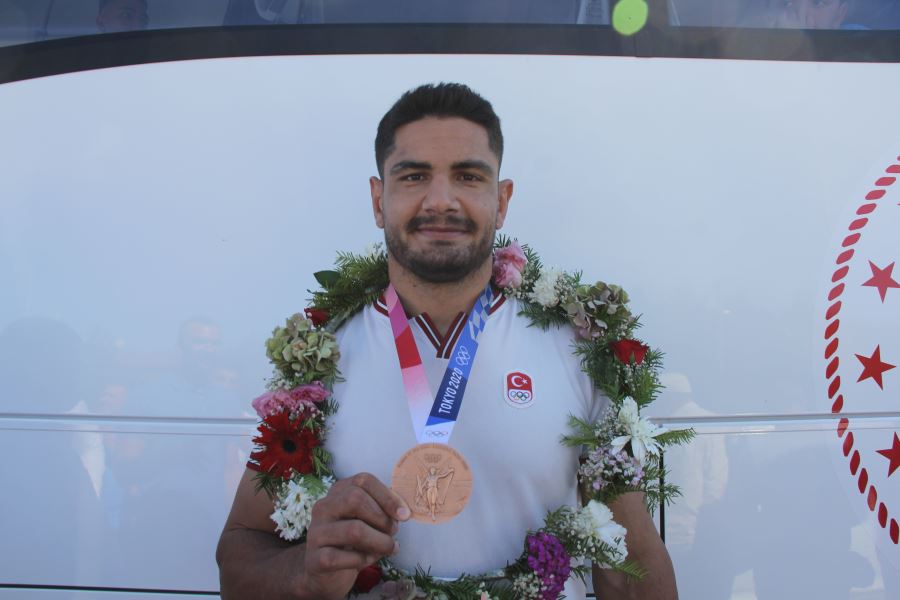 TAHA AKGÜL'E COŞKULU KARŞILAMA (VİDEO)