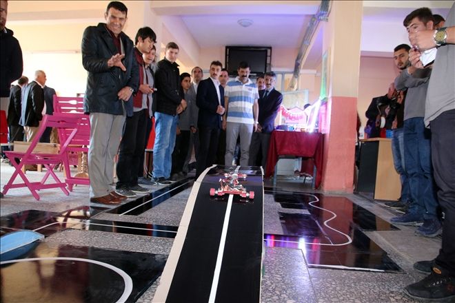 ÖĞRENCİLERDEN ROBOT, MOBİLYA VE AKSESUAR SERGİSİ