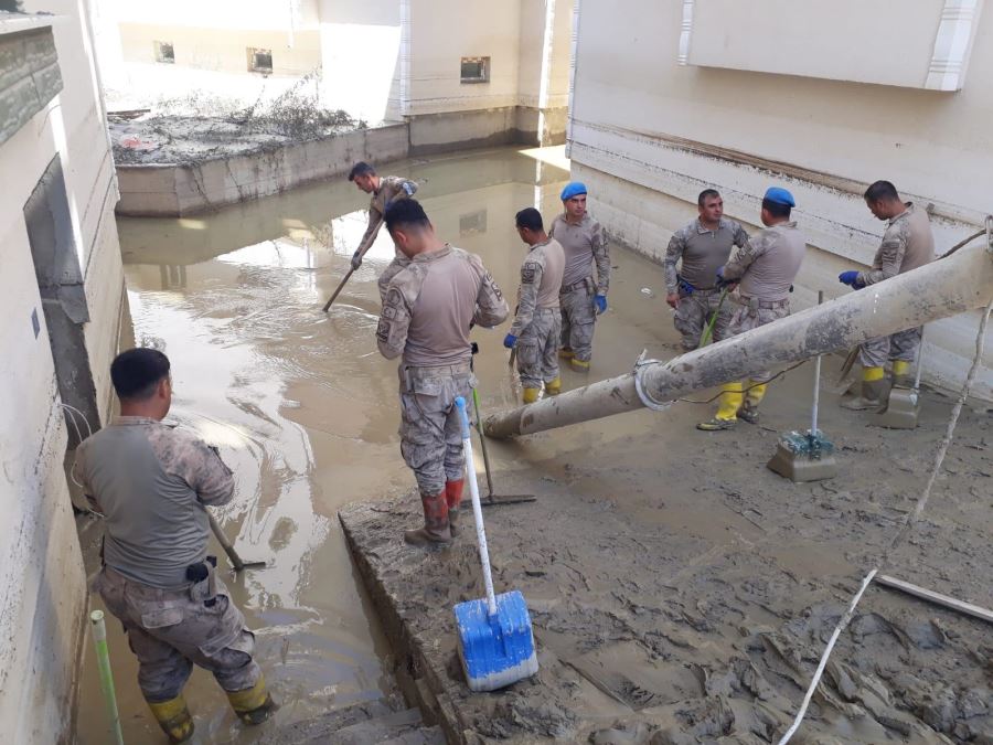 KOMANDOLAR YARALARI SARIYOR