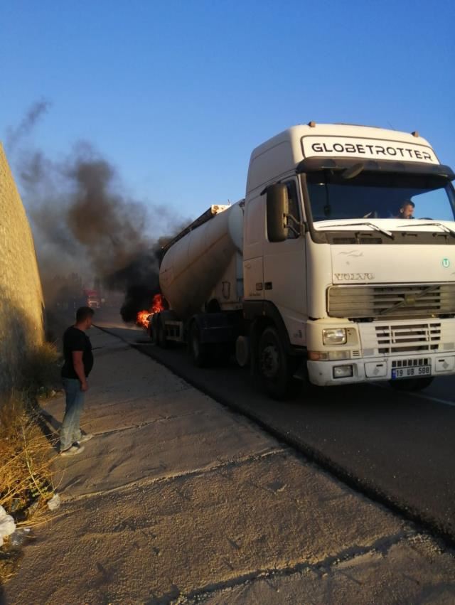 SEYİR HALİNDE LASTİKLERİ YANDI