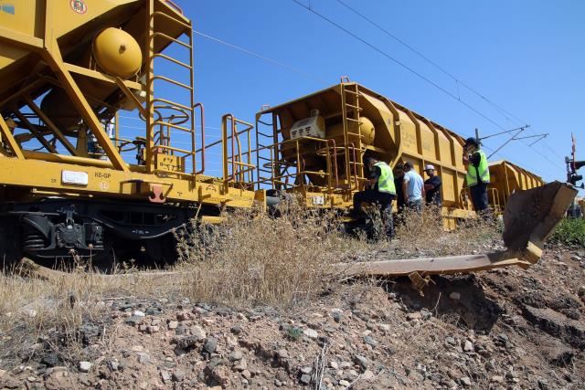 MANEVRA YAPAN TRENİN 2 VAGONU RAYDAN ÇIKTI (VİDEO)