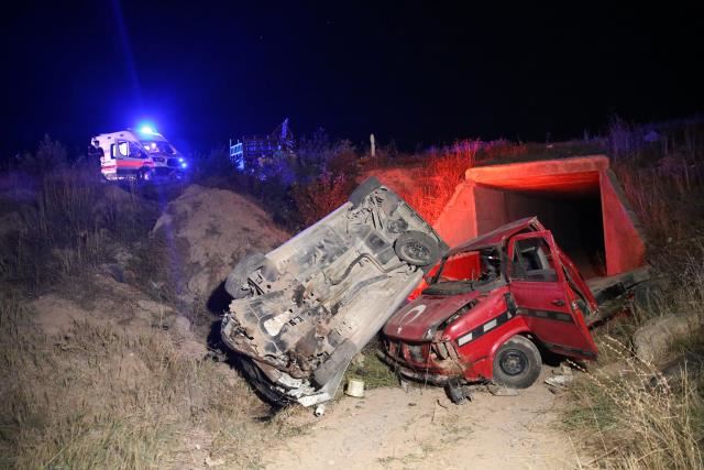 KAZADA KAMYONET İKİYE BÖLÜNDÜ (VİDEO)