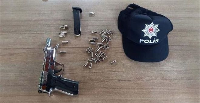 KURUSIKI TABANCAYLA ARKADAŞINI KORKUTURKEN POLİSE YAKALANDI