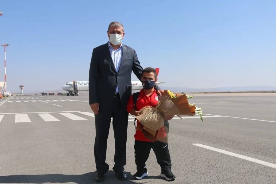 MİNİK HERKÜL ÇİÇEKLERLE KARŞILANDI