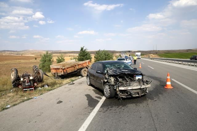 TRAKTÖR İLE OTOMOBİL ÇARPIŞTI: 3 YARALI