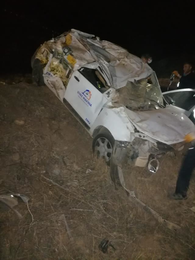 OTOMOBİL TARLAYA DEVRİLDİ