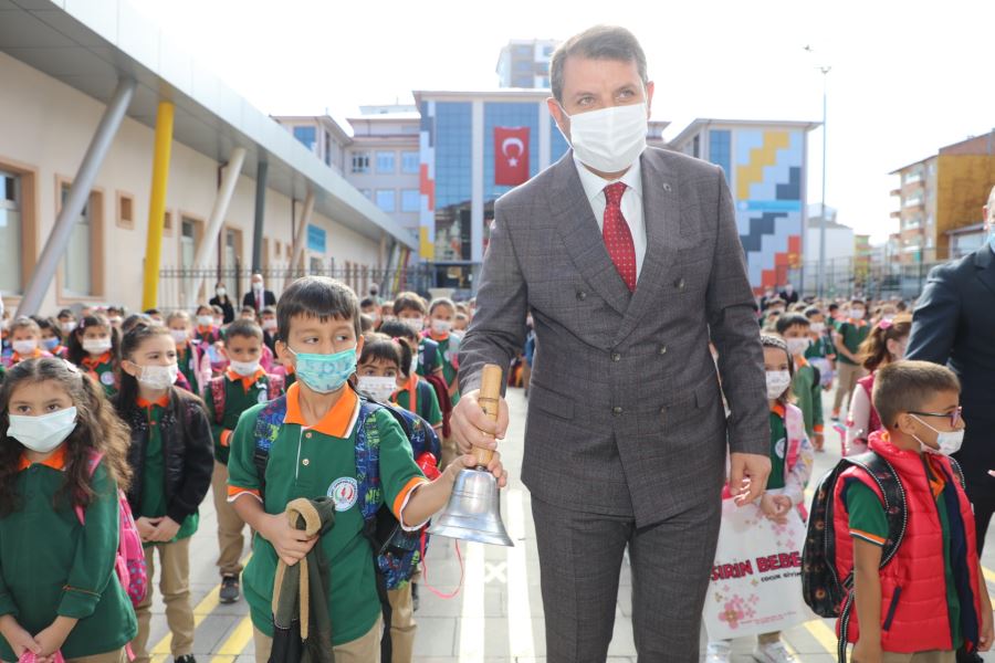 ÖĞRENCİLER OKULLARINA KAVUŞTU