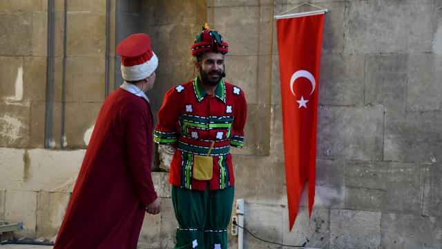 HACİVAT İLE KARAGÖZ SAHNELENDİ