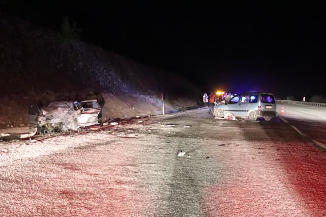 FECİ KAZA: 2 ÖLÜ, 3 YARALI (VİDEO)