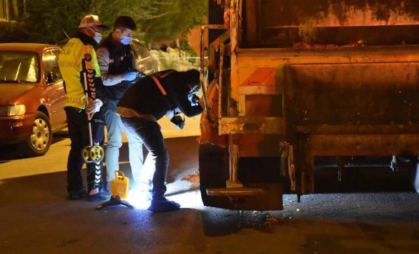 ÇÖP KAMYONUNUN ALTINDA CAN VERDİ (VİDEO)