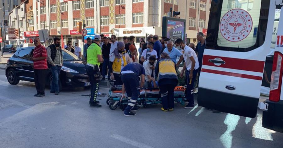 ANNE İLE OĞLUNA OTOMOBİL ÇARPTI