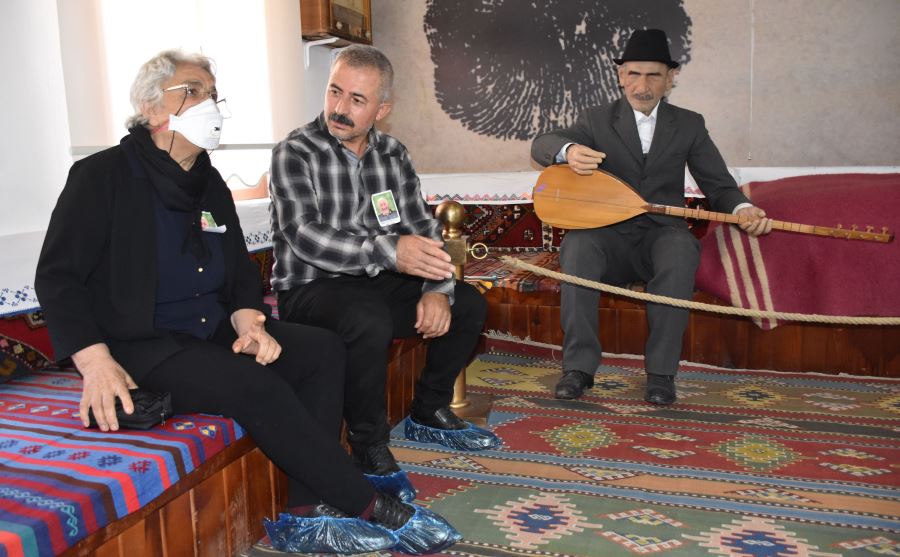 AŞIK  VEYSEL ÇOCUKLARIYLA KARDEŞ GİBİYDİ