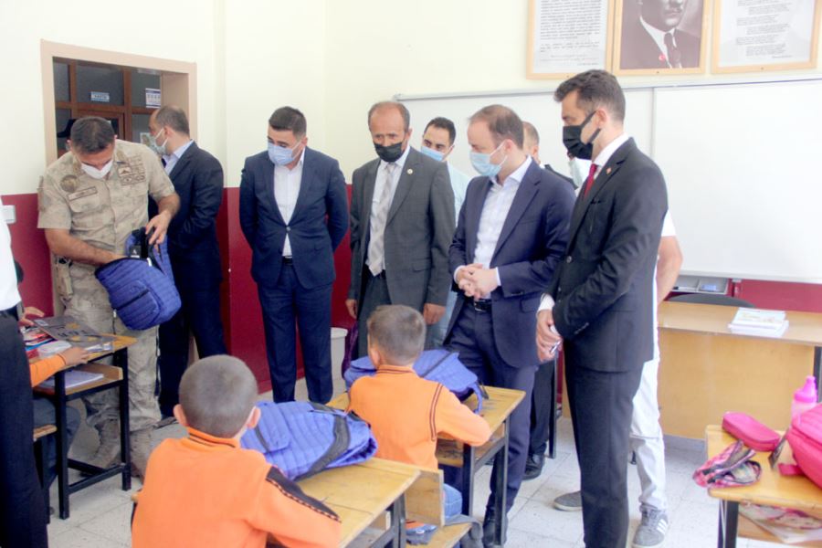 ÇOCUKLARA KIRTASİYE SETİ HEDİYE EDİLDİ