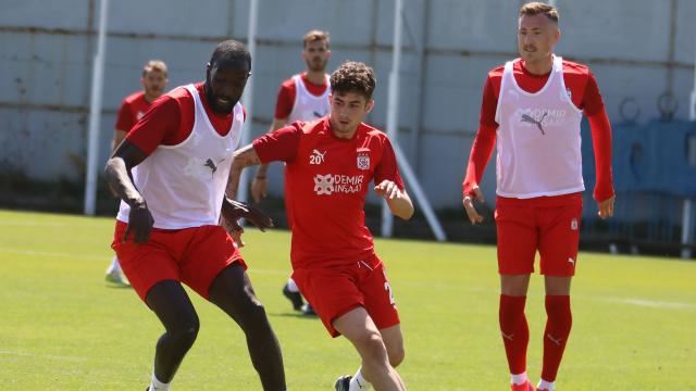 11 FUTBOLCU, 8 GİTTİ