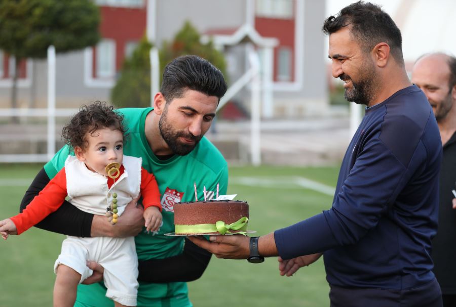 MUAMMER'E SÜRPRİZ KUTLAMA