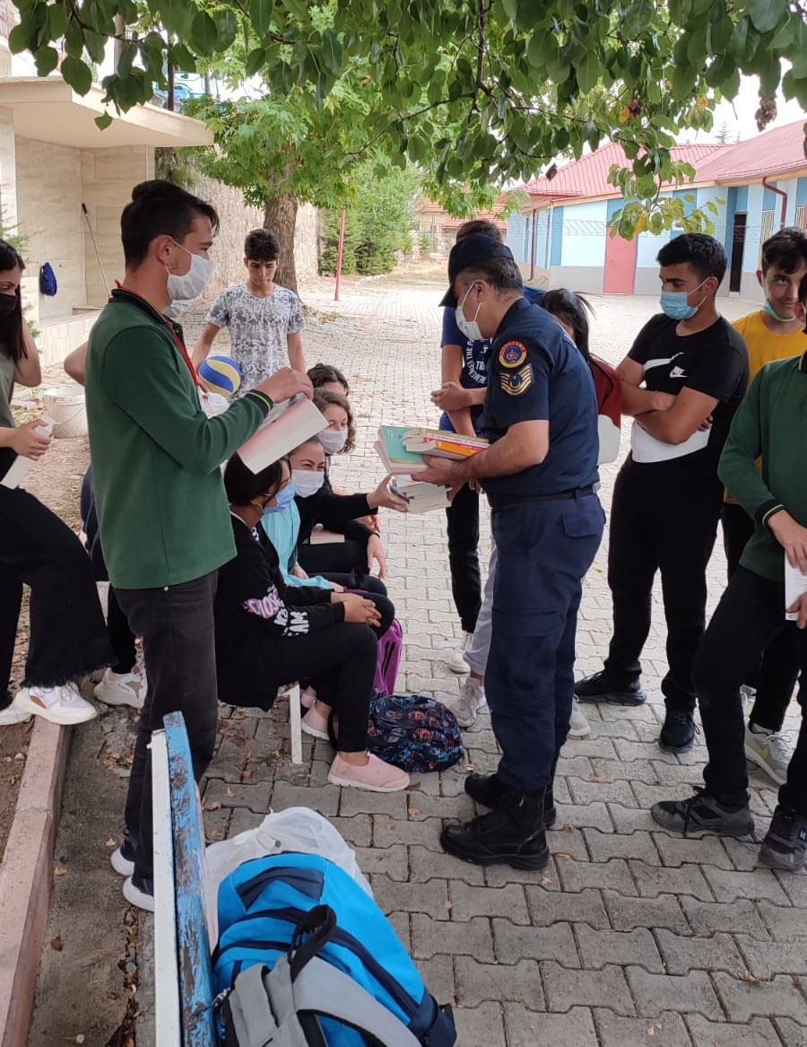 JANDARMADAN ÖĞRENCİLERE KİTAP