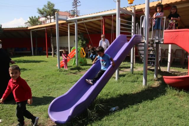 CAMİYİ ÇOCUKLARA SEVİNDİRMEK İÇİN ÇALIŞIYOR