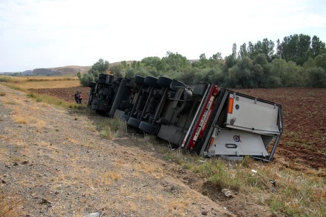 PİLİÇ YÜKLÜ TIR DEVRİLDİ