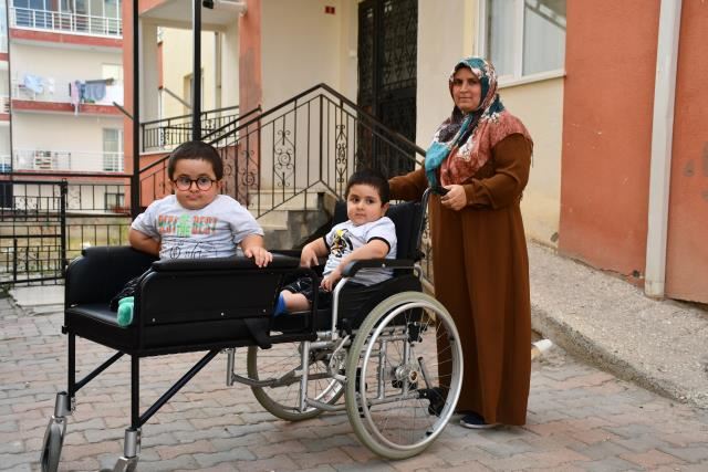 CAM KEMİK HASTASI İKİZLERİN MUTLULUĞU