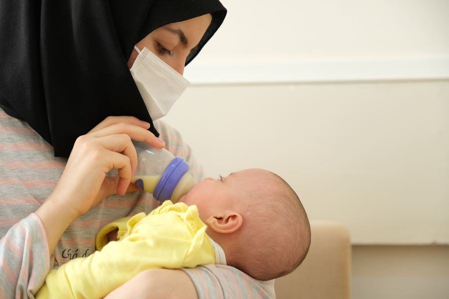 PARMAK BEBEK YAŞAMA TUTUNDU (VİDEO)