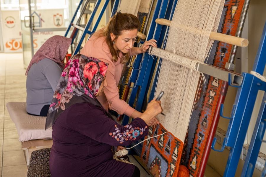 ŞARKIŞLA KİLİMİ YAŞATILIYOR